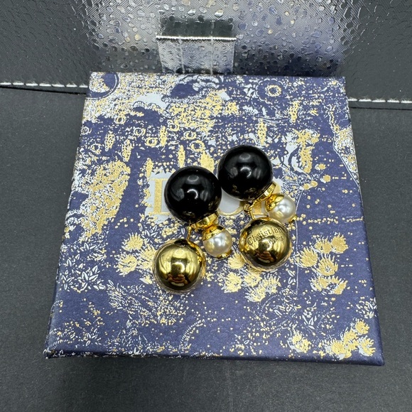 Dior Gold  Tribales Pearl Earrings. - Picture 5 of 6